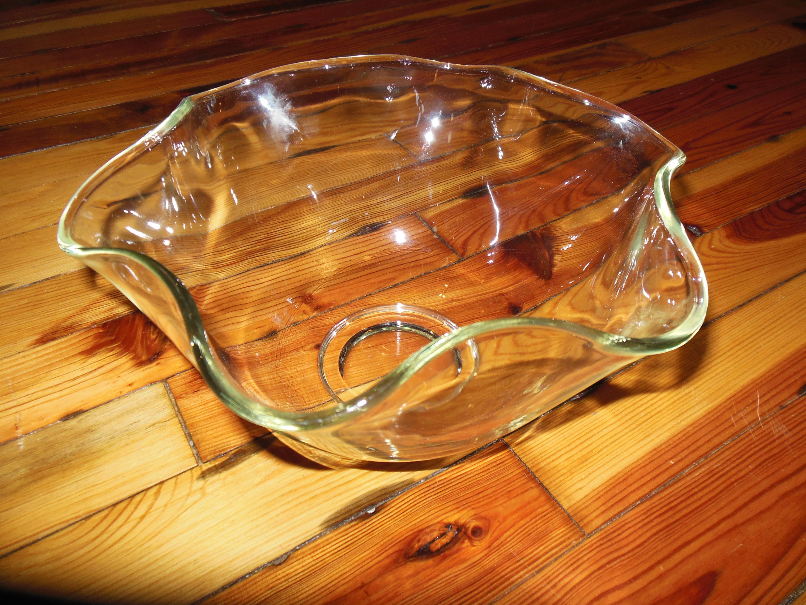 Glass Salad Bowl with Scalloped Edge 22.50 cm